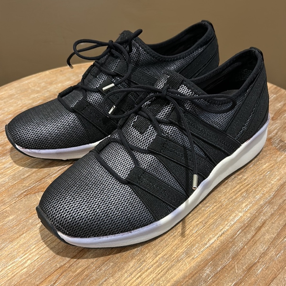 Easy Spirit Illuma Slip on Sneakers.  6M